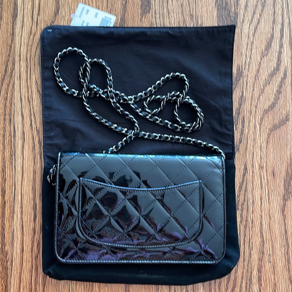 Chanel patent leather wallet on a chain - Picture 2 of 6